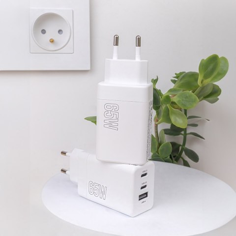 Maxlife ładowarka sieciowa PD QC MXTC-08-65ACC 2x USB-C 1x USB 65W biała Maxlife ładowarka sieciowa PD QC MXTC-08-65ACC 2x USB-C 1x USB 65W biała