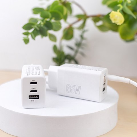Maxlife ładowarka sieciowa PD QC MXTC-08-65ACC 2x USB-C 1x USB 65W biała Maxlife ładowarka sieciowa PD QC MXTC-08-65ACC 2x USB-C 1x USB 65W biała