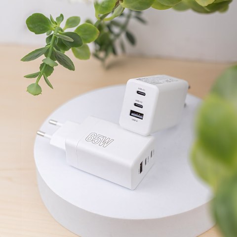 Maxlife ładowarka sieciowa PD QC MXTC-08-65ACC 2x USB-C 1x USB 65W biała Maxlife ładowarka sieciowa PD QC MXTC-08-65ACC 2x USB-C 1x USB 65W biała
